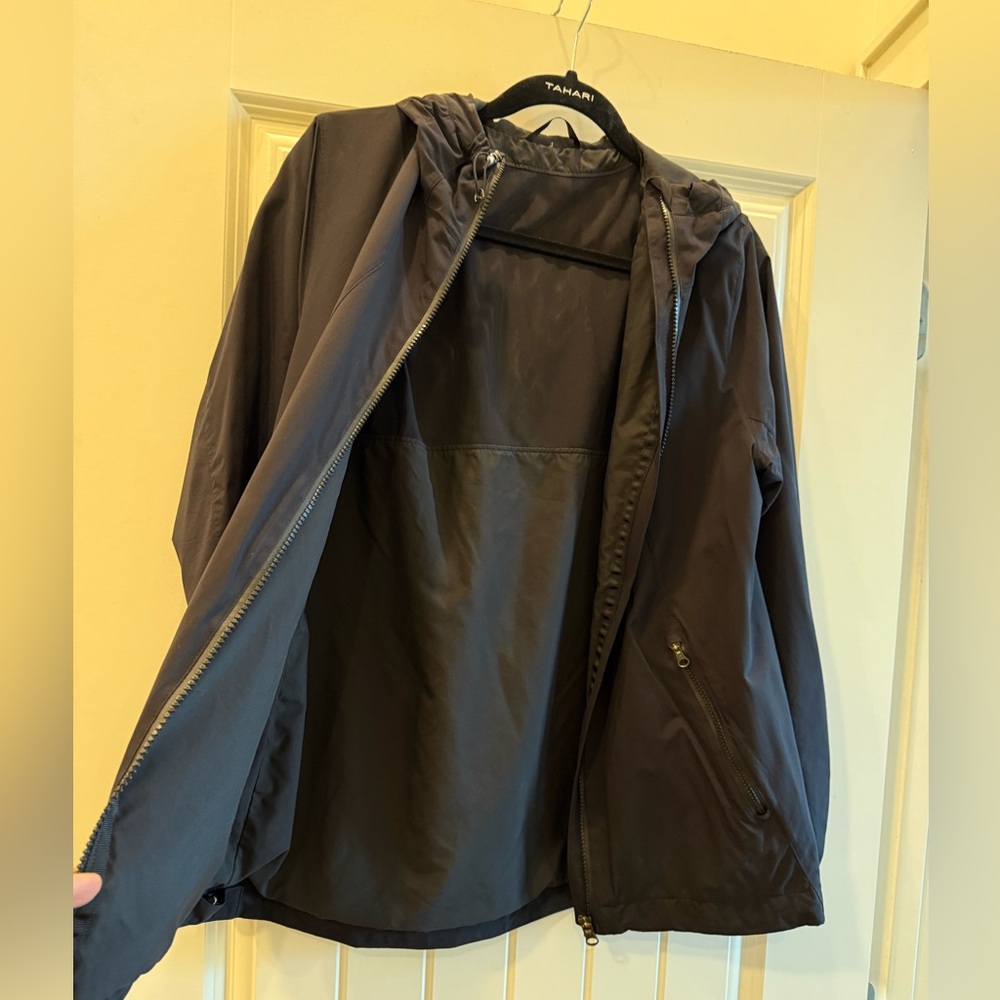 LuLulemon Vintage Rain jacket-Black with LuLulemon Toggle Detail. - Picture 5 of 8